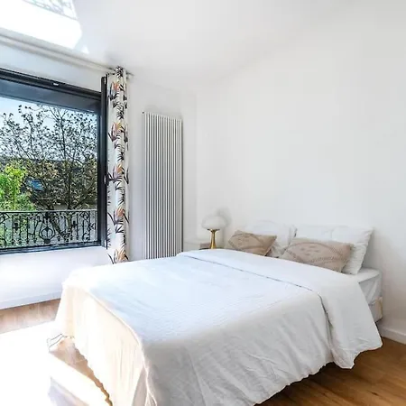 Holiday home Spacieuse Maison A 15 Min De La Tour Eiffel