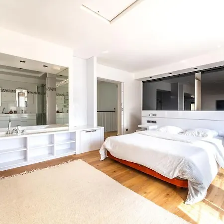 Holiday home Spacieuse Maison A 15 Min De La Tour Eiffel Suresnes