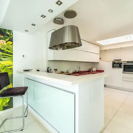 Spacieuse Maison A 15 Min De La Tour Eiffel Holiday home Suresnes