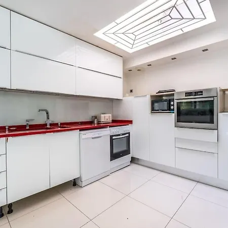 Holiday home Spacieuse Maison A 15 Min De La Tour Eiffel *