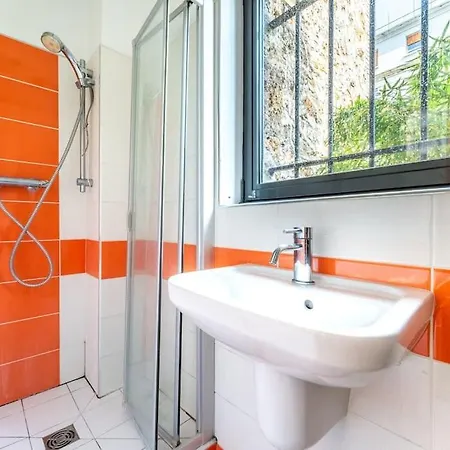 Holiday home Spacieuse Maison A 15 Min De La Tour Eiffel Suresnes